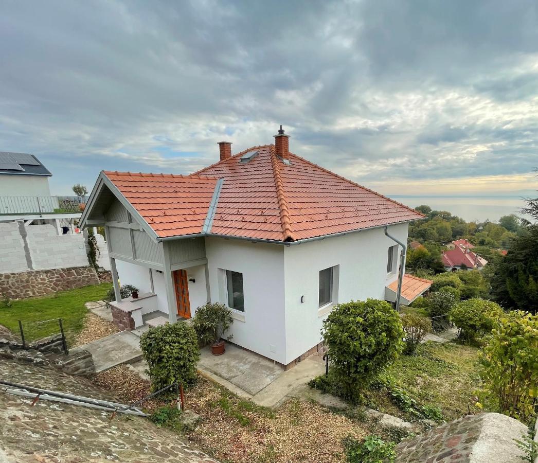 Belvarosi Haz Gyoenyoeru Panoramaval 발라톤알마디 외부 사진